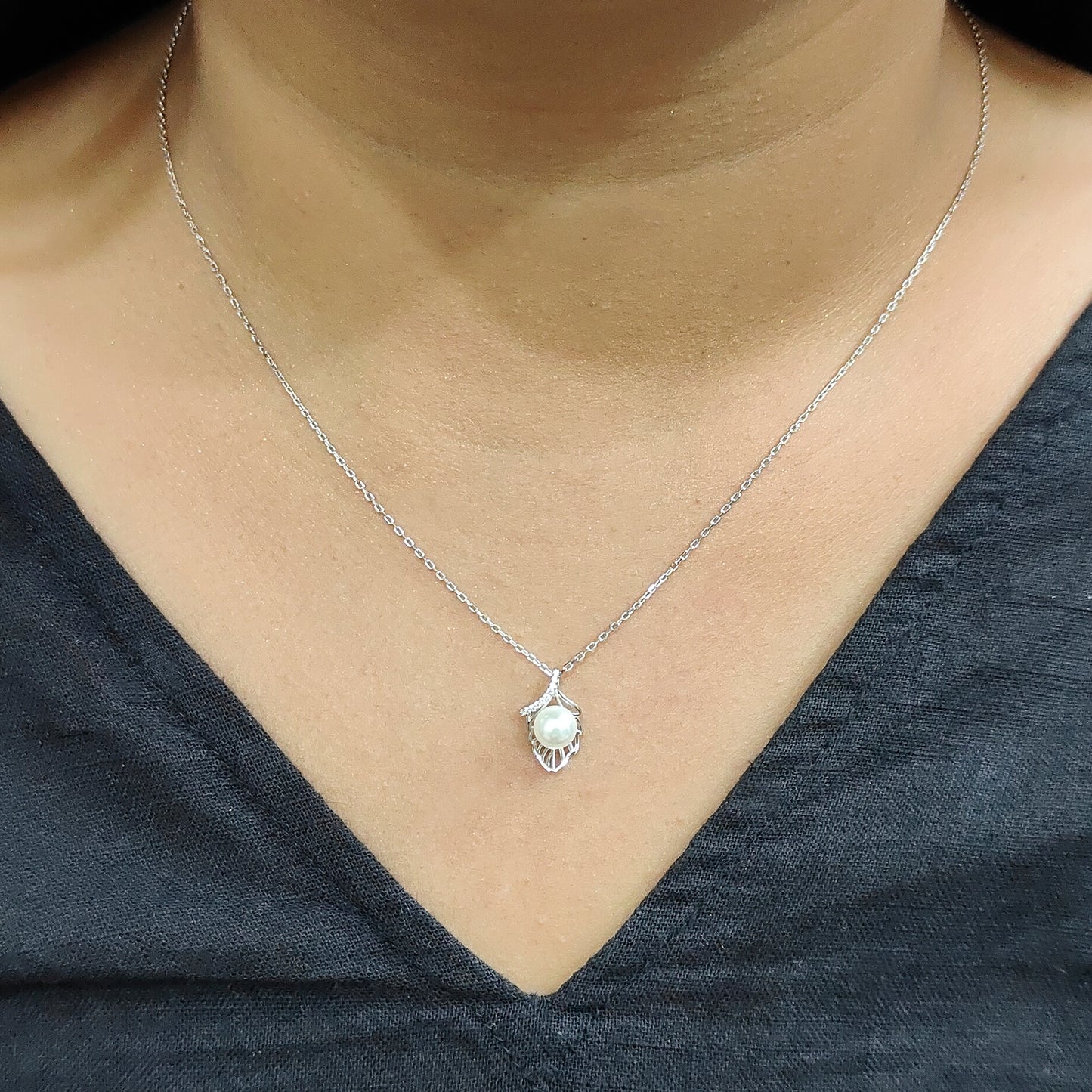 The Pearl Leaf Pendant Necklace