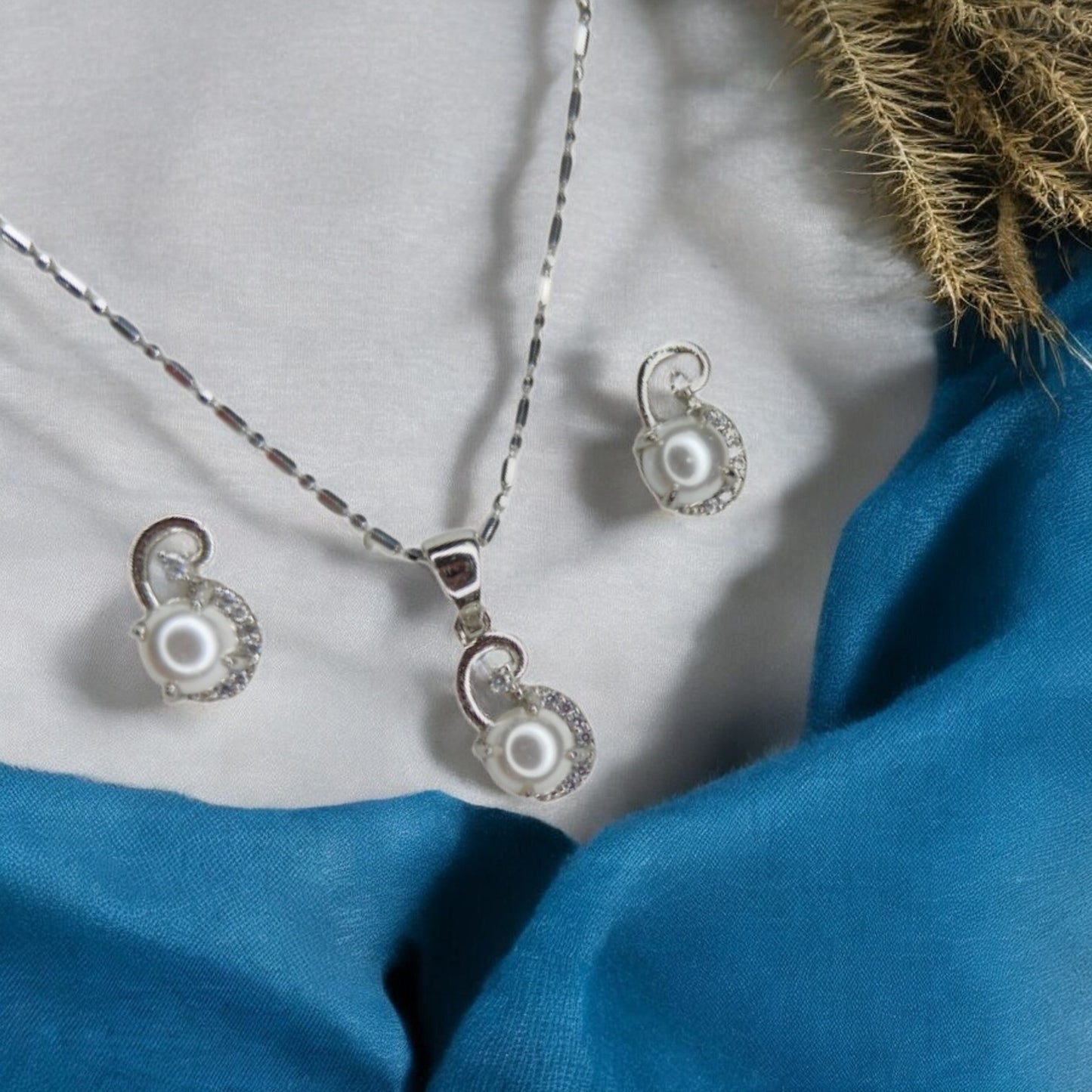 Curved Elegance Pearl Jewelry Set