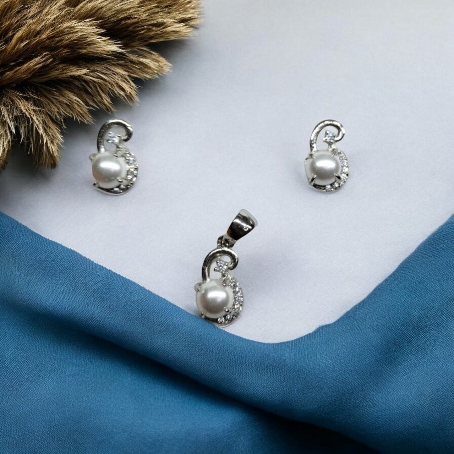 Curved Elegance Pearl Jewelry Set